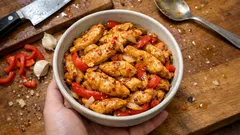 Lehce pikantní kuřecí směs z jedné pánve: šťavnaté maso a křupavá paprika