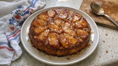 Obrácený jablečný koláč s karamelovými jablky: rychlý a vláčný recept