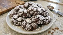 Čokoládové crinkles sušenky: vláčné uvnitř, křupavé na povrchu a krásně popraskané