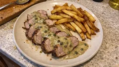 Vepřová panenka s pepřovou omáčkou a domácími hranolky – jako z restaurace