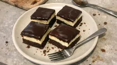 Kakaové řezy se smetanovým krémem: vláčné, krémové a krásně se krájí