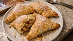 Rychlé jablečné kapsičky z křehkého těsta: jednoduché pečení, které vždy potěší