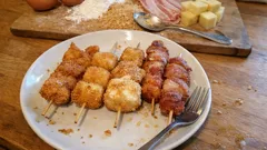 Křupavé obalované kuřecí špízy se sýrem a slaninou – do trouby i na gril