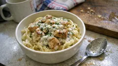 Krémové kuřecí kousky v nivové omáčce: rychlý oběd, který chutná jako z bistra