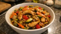 Kuřecí čína se zeleninou na pánvi: křupavá zelenina a omáčka jako z bistra