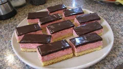 Řezy Mrož na plech: nadýchaný piškot, jahodový krém a tenká čokoládová poleva