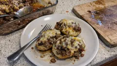 Zapečené brambory s mletým masem a sýrem: sytý oběd z jednoho pekáčku