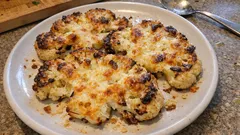 Pečený květák se sýrem: křupavý na okrajích, uvnitř krásně šťavnatý