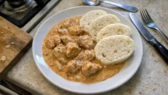 Kuřecí kousky na smetaně s houskovým knedlíkem: poctivý oběd, který nezklame