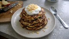 Jablečné lívance s jogurtem: nadýchané, vláčné a hotové za pár minut