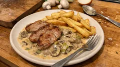 Vepřová plec na žampionech a pórku se smetanou – k tomu domácí hranolky