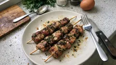 Šťavnaté vepřové špejle s bylinkami: jednoduchá večeře z mletého masa