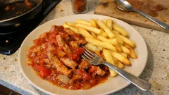 Minutková vepřová směs s lečem a hranolky: rychlý oběd z jedné pánve