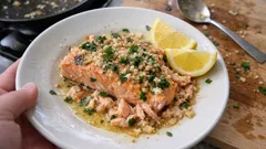 Šťavnatý losos na pánvi s citronem a česnekovým máslem za 20 minut