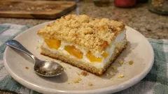 Kynutý tvarohovo-broskvový koláč s drobenkou: vláčný plechový moučník