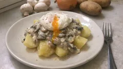 Houbová omáčka se ztraceným vejcem a bramborami: poctivý recept jako od babičky