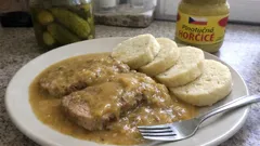 Vepřové plátky na hořčici – jemná omáčka a bramborový knedlík jako od maminky