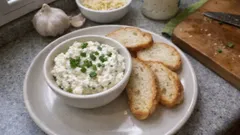 Česnekovo-sýrová pomazánka s cibulovou natí: hotová za pár minut, nejlepší po odležení