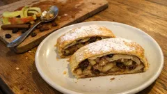 Domácí jablečný štrúdl z vlastního těsta: křehký, voňavý a šťavnatý