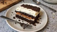 Černá buchta s tvarohem a Lotus sušenkami: vláčný moučník na plech ke kávě