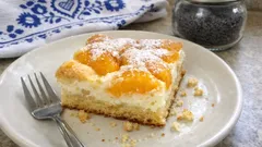 Tvarohový koláč s broskvemi na plech: jemná náplň a rychlé těsto