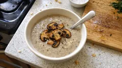 Krémová žampionová polévka se smetanou – voňavá díky krátkému restování