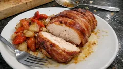 Šťavnatá kuřecí prsa ve slaninovém kabátku: vše z jednoho pekáčku