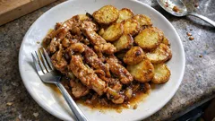 Vepřové nudličky na cibuli a česneku: šťavnaté maso a jednoduchá lesklá omáčka