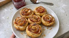 Jablkové růžičky z listového těsta: jednoduchý dezert, který vypadá jako z cukrárny