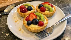 Ovocné košíčky s vanilkovým pudinkem – křehké těsto a krém, co drží tvar