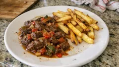 Zbylo vám hovězí z guláše? Rychlá pánevní směs se zeleninou a domácími hranolky