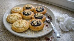 Koláčky bez kynutí: měkké tvarohové i povidlové hotové za chvíli