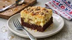 Pudinkový koláč den a noc s jablky: vláčný moučník na plech, který drží tvar