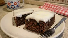 Kefírová buchta na plech: vláčná kakaová rychlovka s citronovou polevou