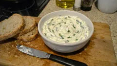 Krémová tvarohová pomazánka s česnekem: za pár minut hotová, skvělá na chlebíčky