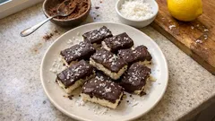 Kokosové řezy s kakaovou polevou: vláčné, jednoduché a skvělé ke kávě