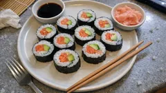 Domácí sushi rolky s avokádem a uzeným lososem: snadný postup krok za krokem