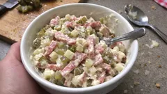 Rumcajs salát z okurek a salámu: hotový za chvíli, nejlépe chutná po odležení
