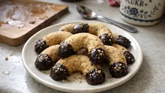 Klášterní rohlíčky s lískovými oříšky: křehké těsto a čokoládová tečka