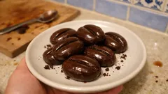 Kávová zrnka bez pečení: voňavé cukroví s čokoládovou polevou