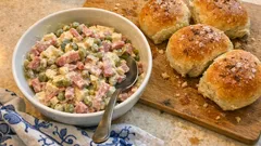 Pochoutkový salát podle norem s domácími pivními rohlíky: poctivá česká klasika