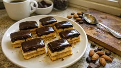 Mini štafetky s kávovým krémem: jemné vánoční cukroví s čokoládovou polevou