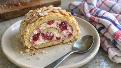 Malinová roláda s mascarpone a mandlemi: jemný dezert, který vypadá slavnostně