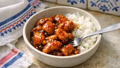 Kuřecí kousky ve sweet chilli omáčce: rychlá pánev, lesklá glazura a šťavnaté maso