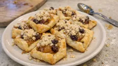 Rychlé koláčky z tvarohového těsta s jablečnou marmeládou a drobenkou