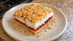 Koláč na plech se zakysanou smetanou a marmeládou – vláčný i druhý den