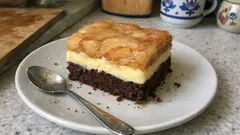 Obrácený jablečný koláč s pudinkovým krémem: vláčný a výborný i druhý den