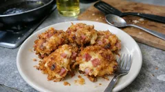 Cibulové placky se šunkou a sýrem: křupavá večeře z pánve za chvíli