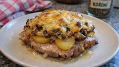 Obložená krkovička na plechu: brambory, žampiony a zlatavá sýrová krusta