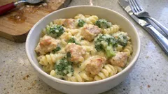 Kuřecí s brokolicí ve smetanovo-sýrové omáčce: rychlé a syté jídlo na všední den